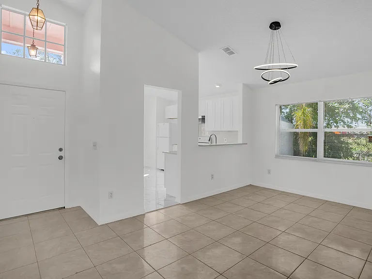 1005 Delnova Ln — Photo 3