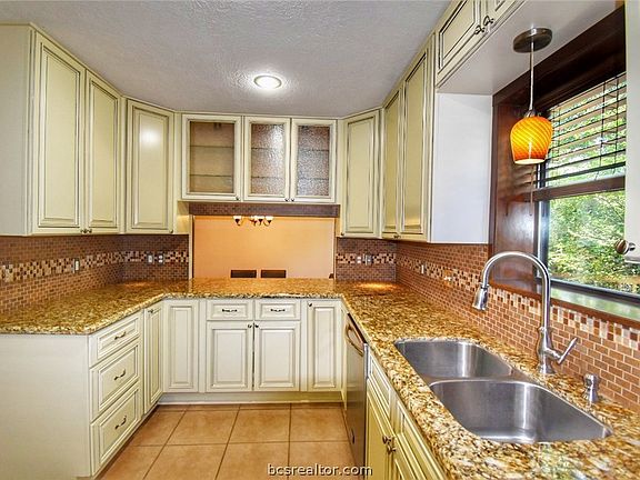3rd image of 3109 Rolling Glen Dr