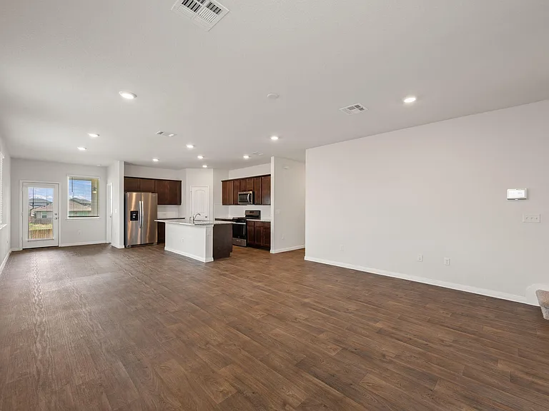 409 Emerald Cv — Photo 5