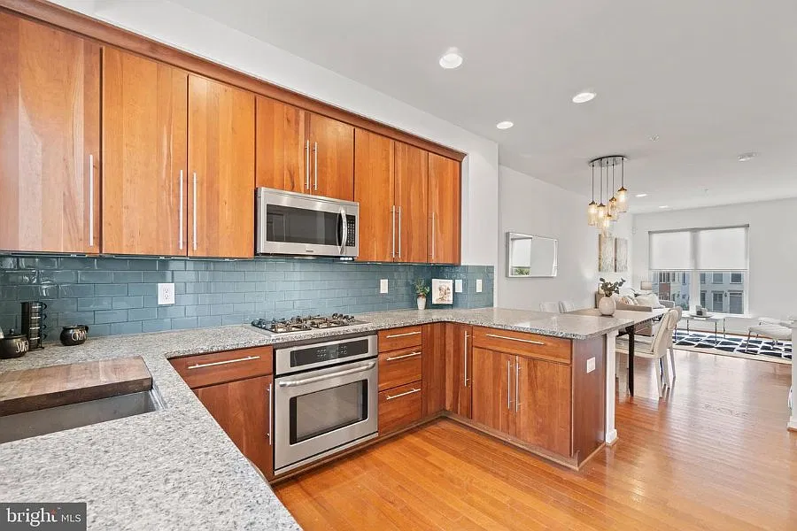 3 bed, 2.5 bath, 1596 sqft, $5,000 — Photo 3