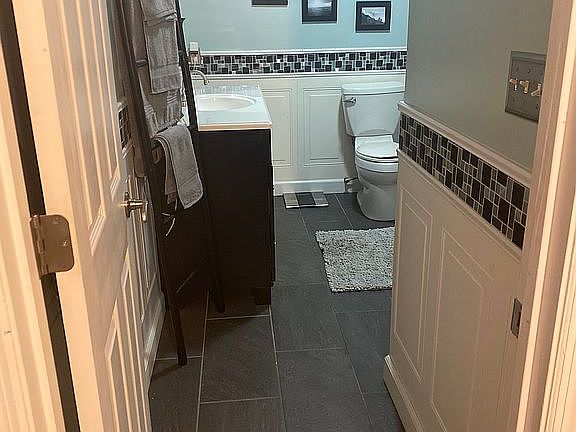 5th image of 61 Richmond Hill Est
