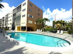 300 NE 14th Ave, Hallandale, FL