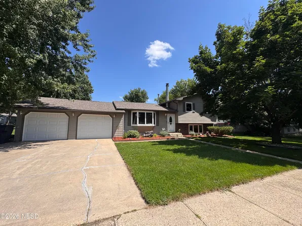 128 18th St NE, Watertown, SD 57201