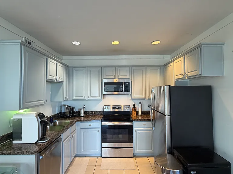 8455 De Longpre Ave — Photo 23