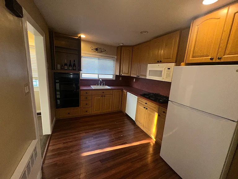 Huron St — Photo 10