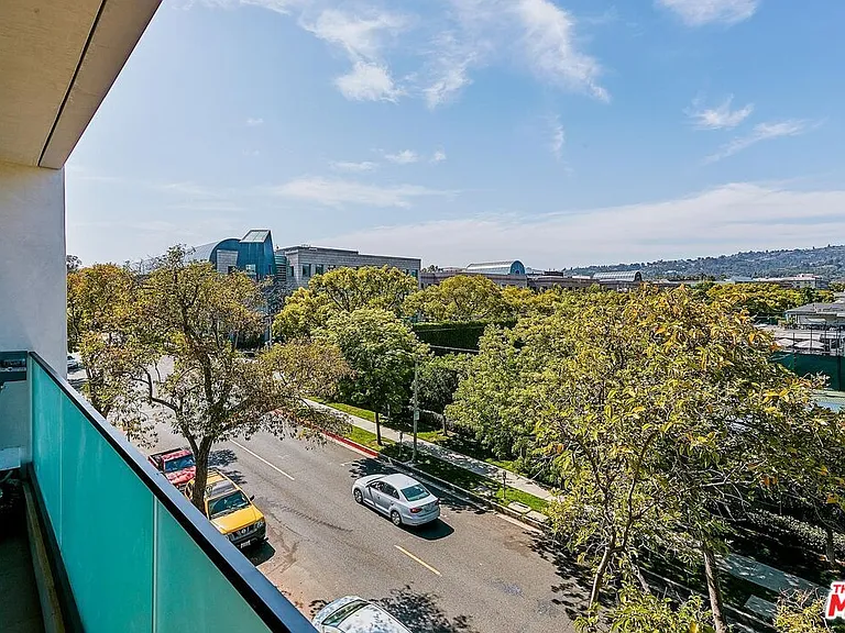 328 N Maple Dr #303 — Photo 3