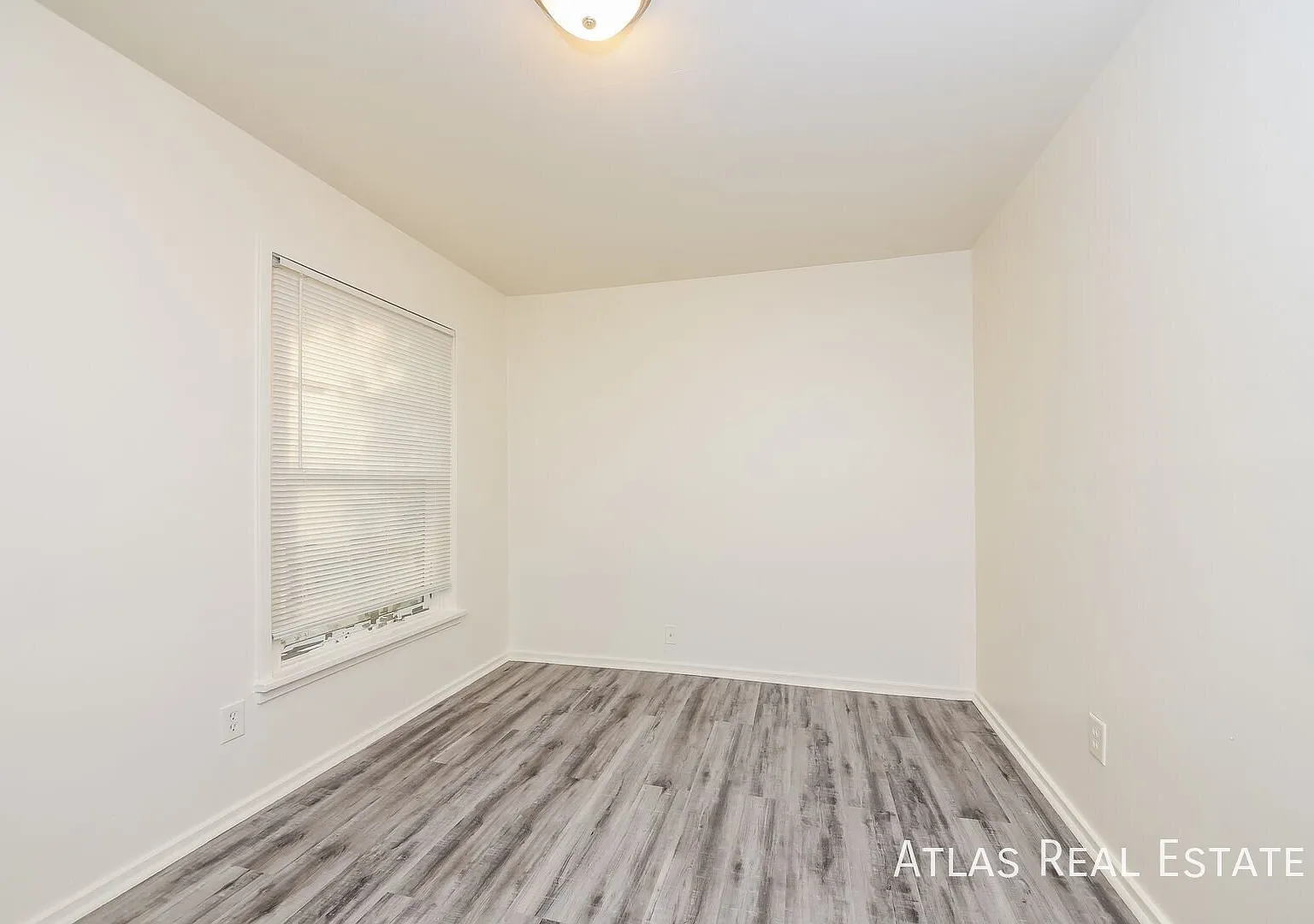 Charming Single-Level 1 bedroom / 1 bathroom Apartment | New Flooring | Available Now! — Photo 2