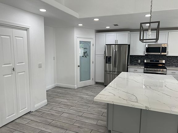 4th image of 1861 E Oakmont Ave