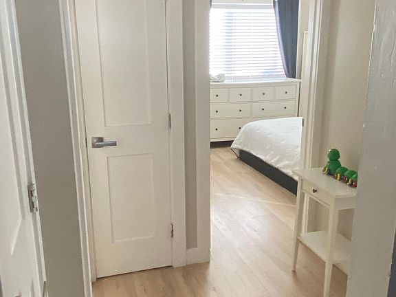2nd image of 984 Ravenscourt Ave #2