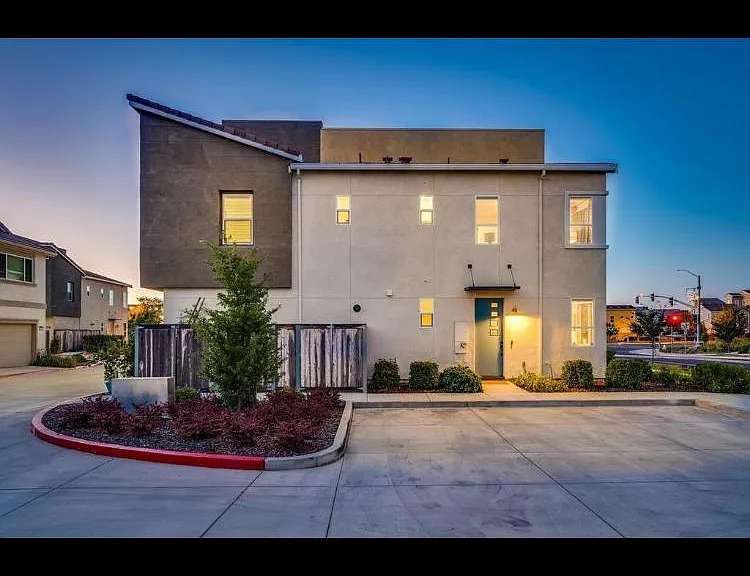 Bridgeway Dr — Photo 1