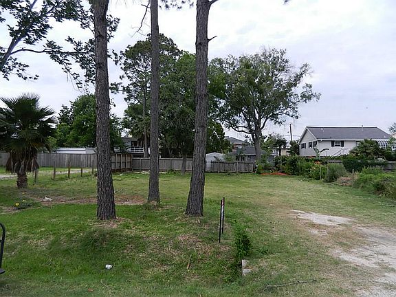 70' wide by 100' deep gives plenty of building room.