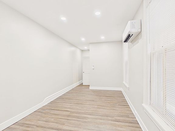 4th image of 916 Green St APT 2