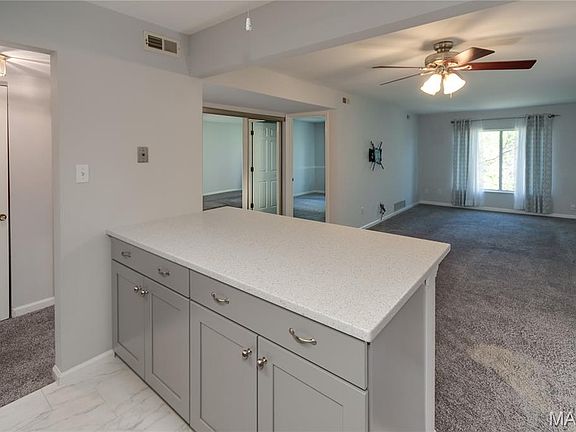 5th image of 942 Guelbreth Ln APT 301