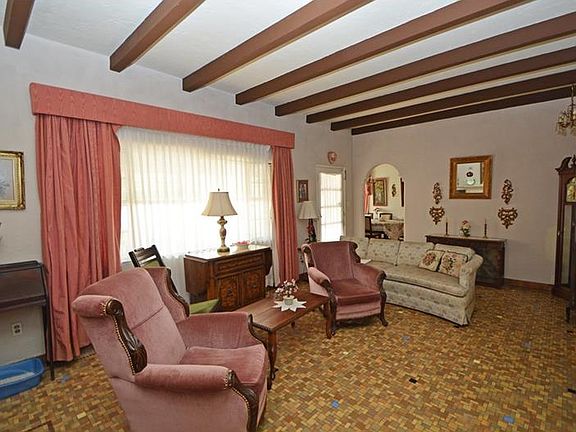 3rd image of 1049 Lancaster Dr