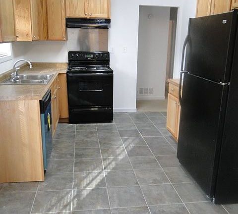 dining to kitchen sm