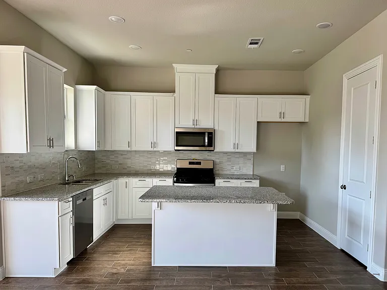 548 Hutchinson Ln — Photo 3