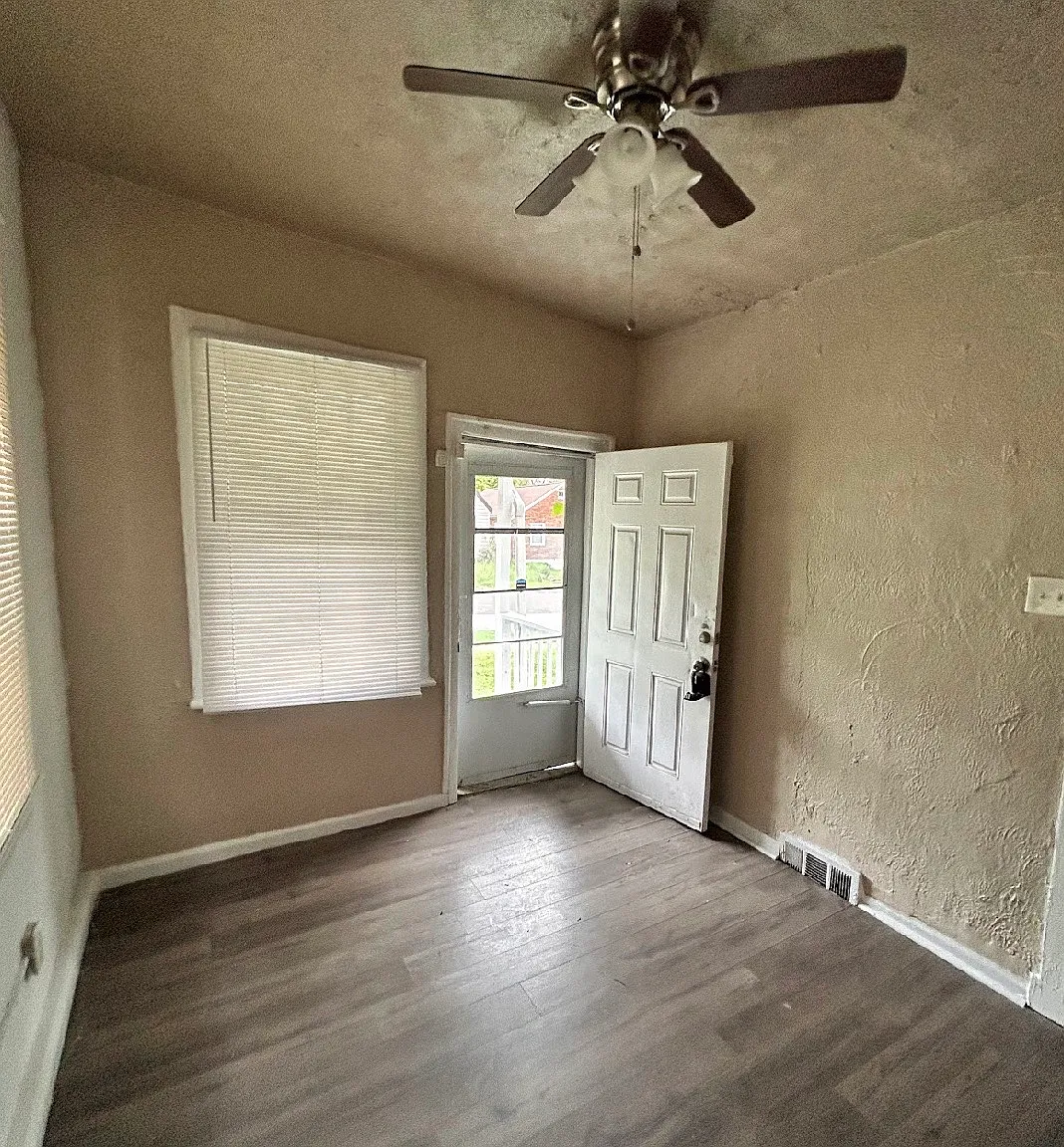 2 bed, 696 sqft, $950 — Photo 2