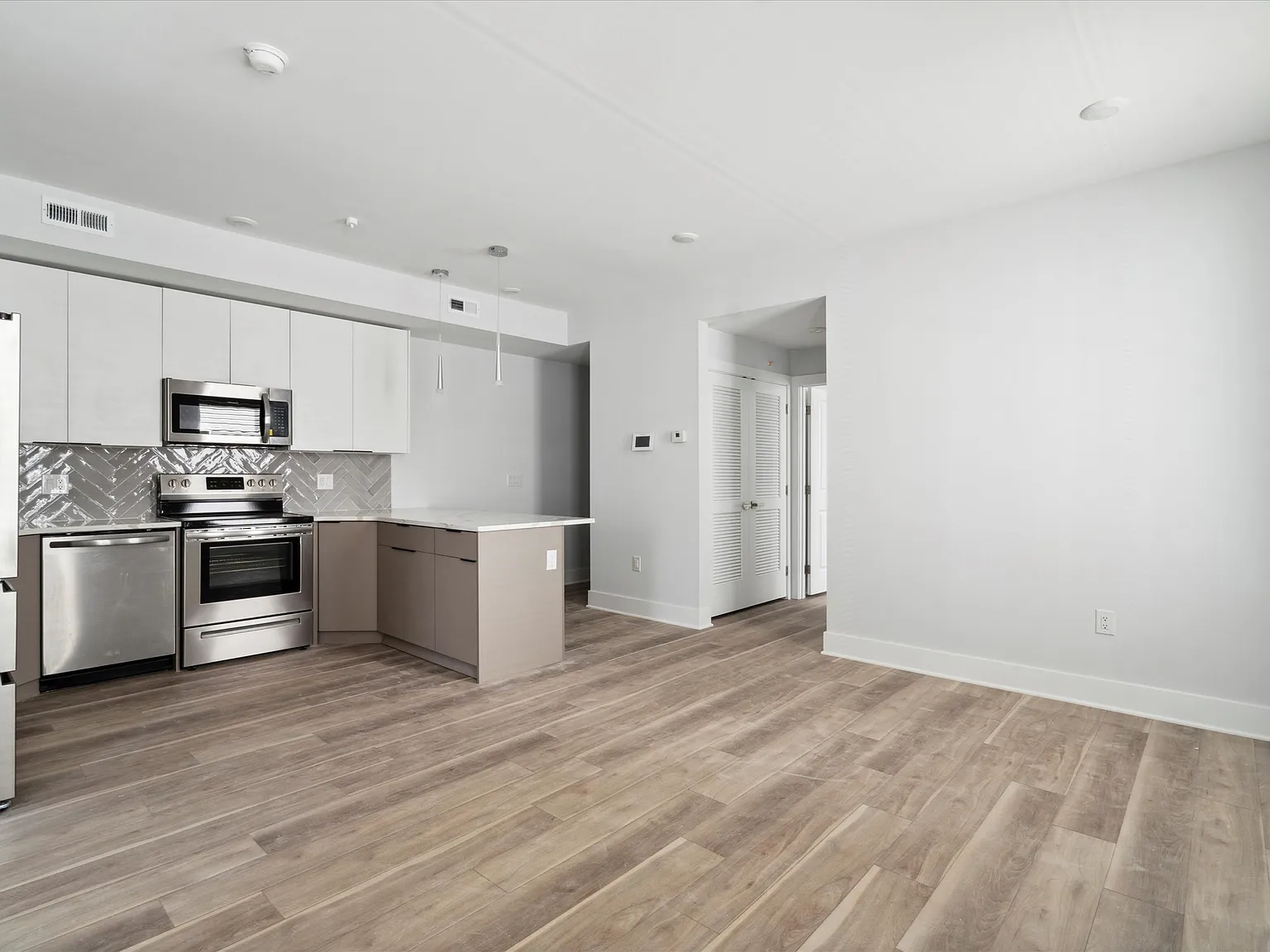 2 bed, 700 sqft, $1,600 — Photo 1