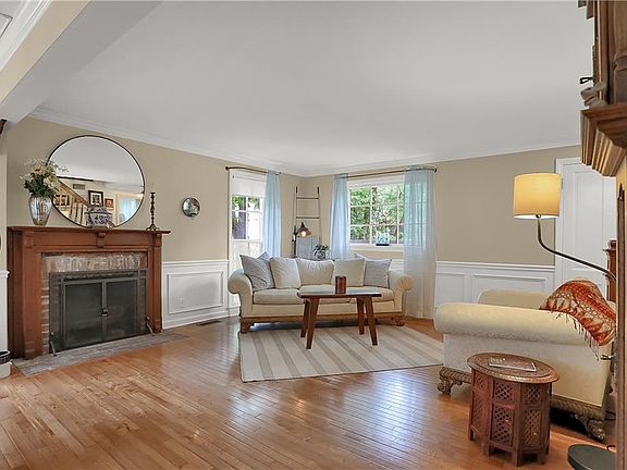 2nd image of 665 W Laurel Ave