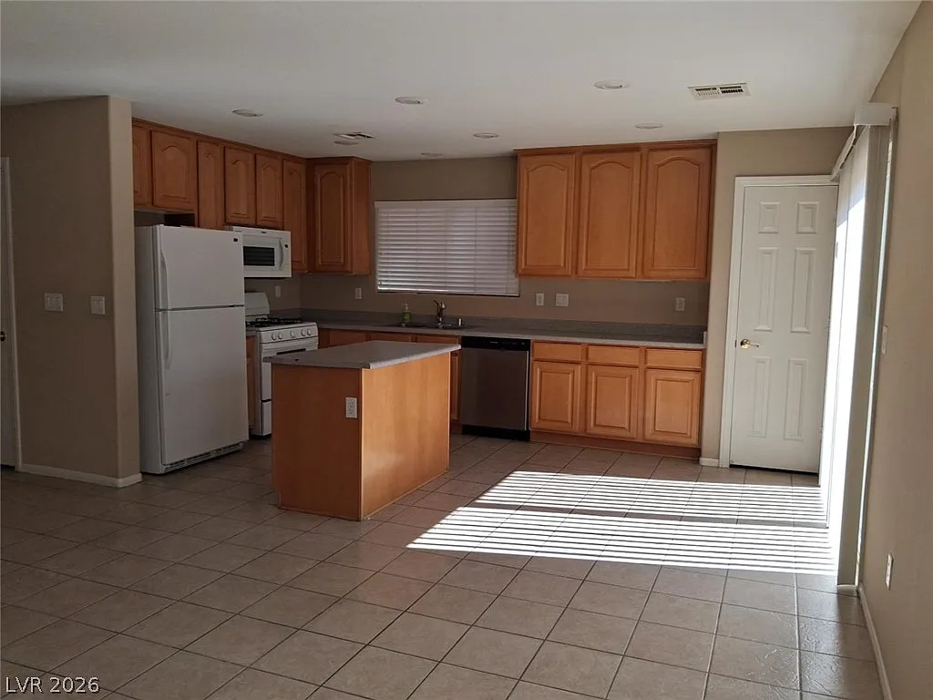 3 bed, 2.5 bath, 2320 sqft, $2,098 — Photo 4
