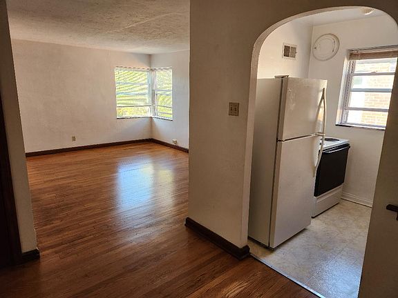 3rd image of 3932-3934 Jamieson Ave #2