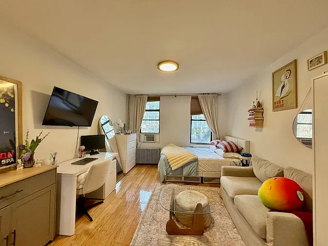 319 E 5th St #6 — Photo 1