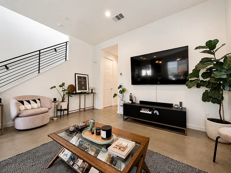 2693 1/2 Paragon Loop — Photo 4