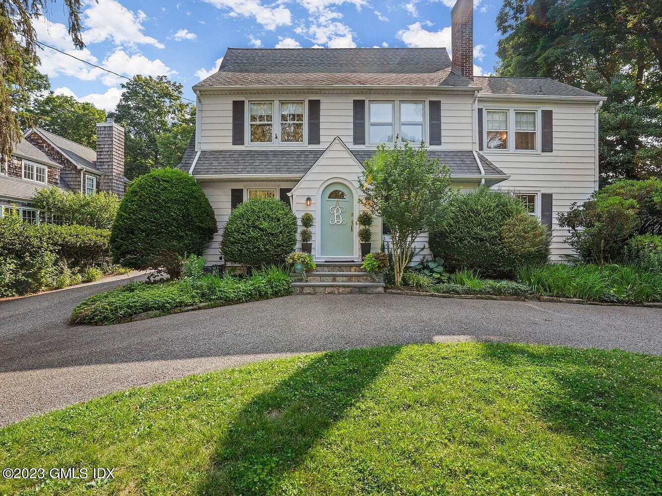 Image of 8 Oval Ave, Riverside, CT driveway