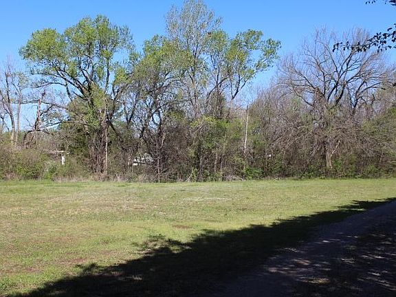 5th image of 411 N Stoney Crk