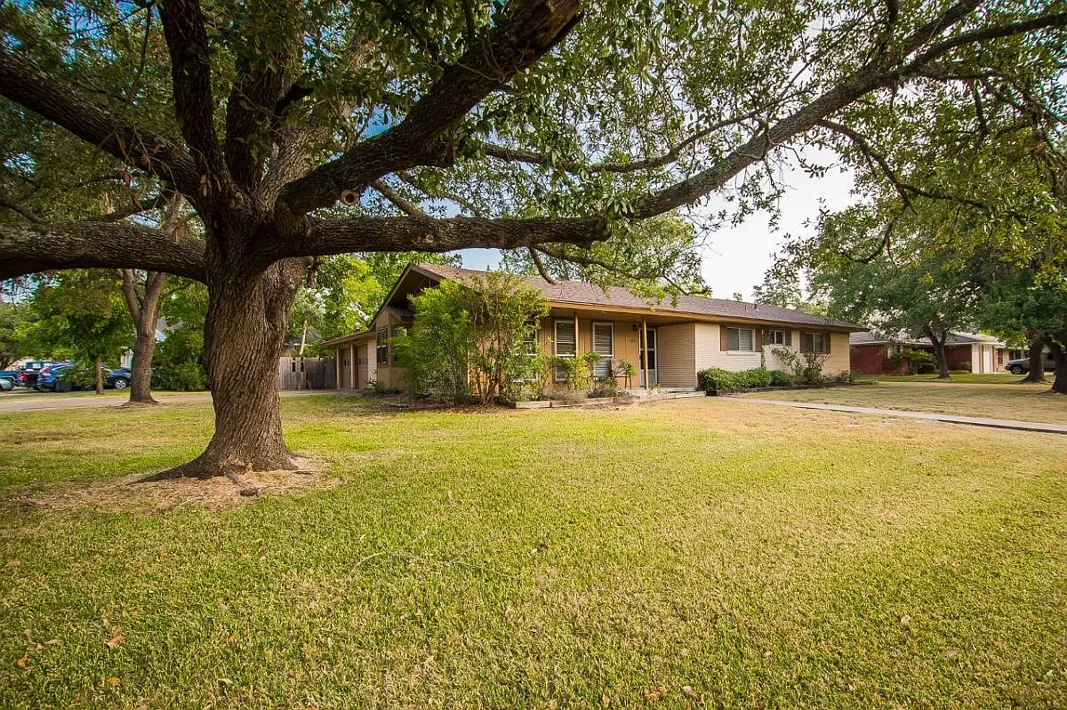 Building Photo - 1001 Village Dr