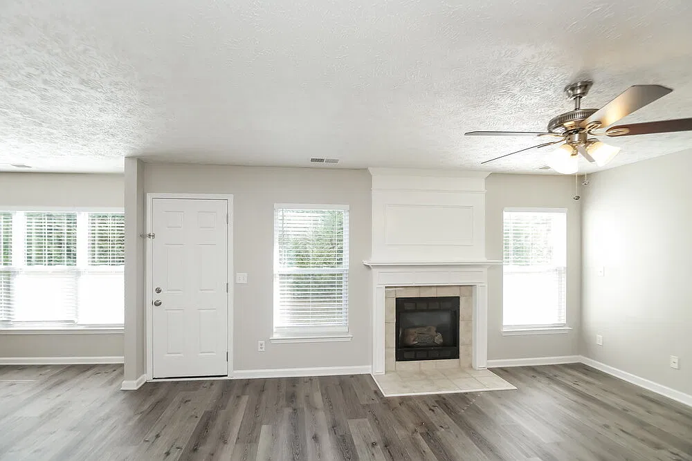 4 bed, 2.5 bath, 2320 sqft, $2,600 — Photo 4