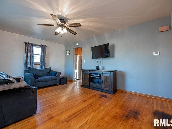 4th image of 1006 Cambridge Ct