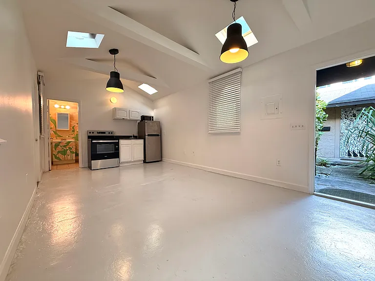 118 NW 24th St #4 — Photo 7