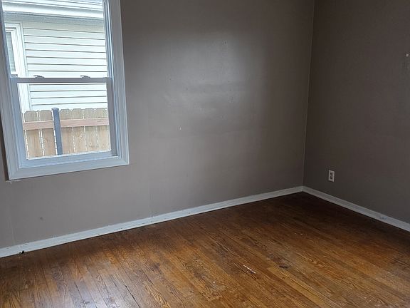 5th image of 7539 Oakdale Ave