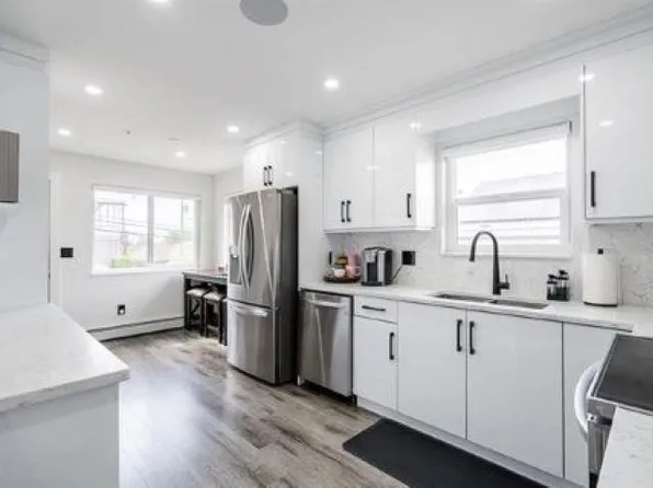 3177 Rupert St #A, Vancouver, BC V5M 3V2