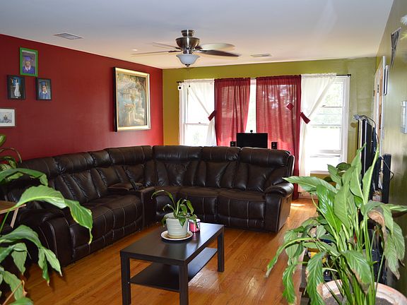 4th image of 392 Luella Ave