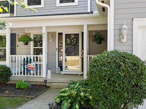 3rd image of 921 Cranbrook Ct