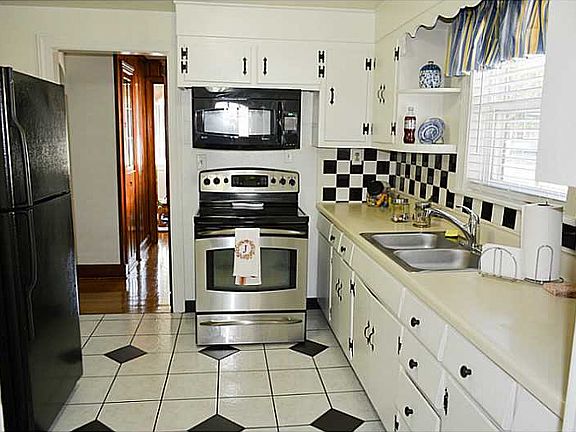 3rd image of 632 Vaughan Ave