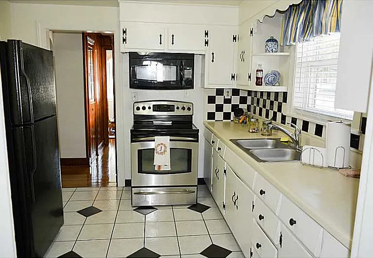 632 Vaughan Ave — Photo 3