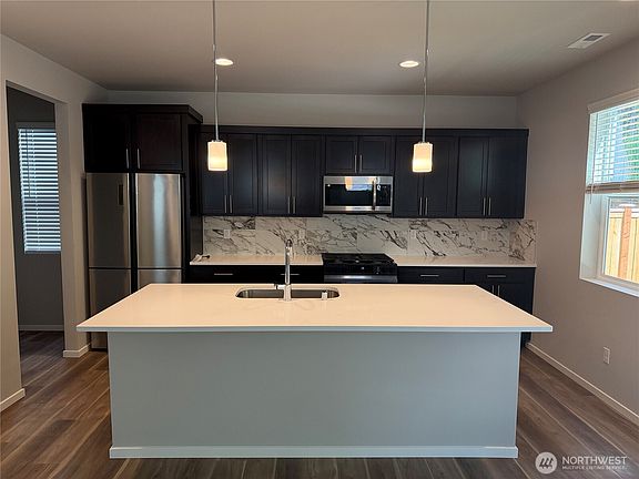 3rd image of 292 NE Shadowhawk Lane