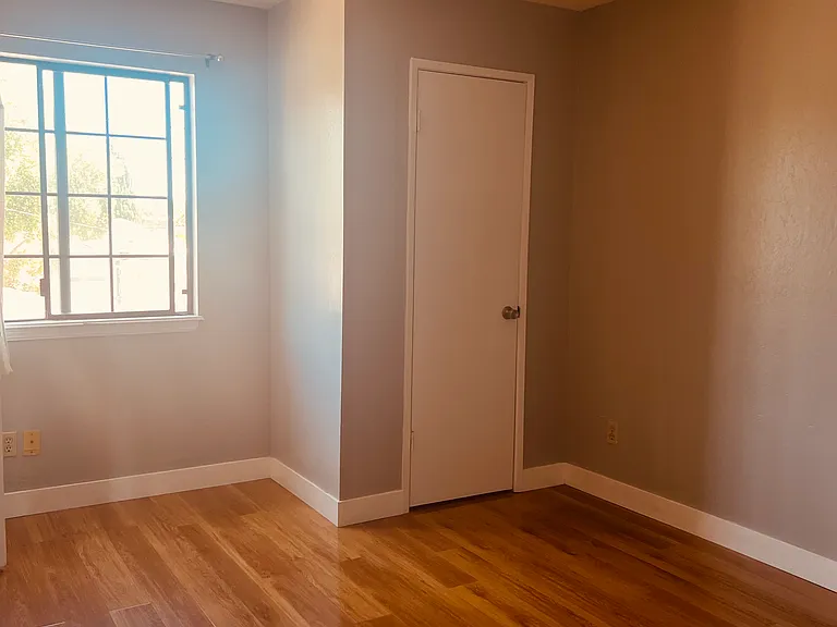 442 Bryan Ave — Photo 6