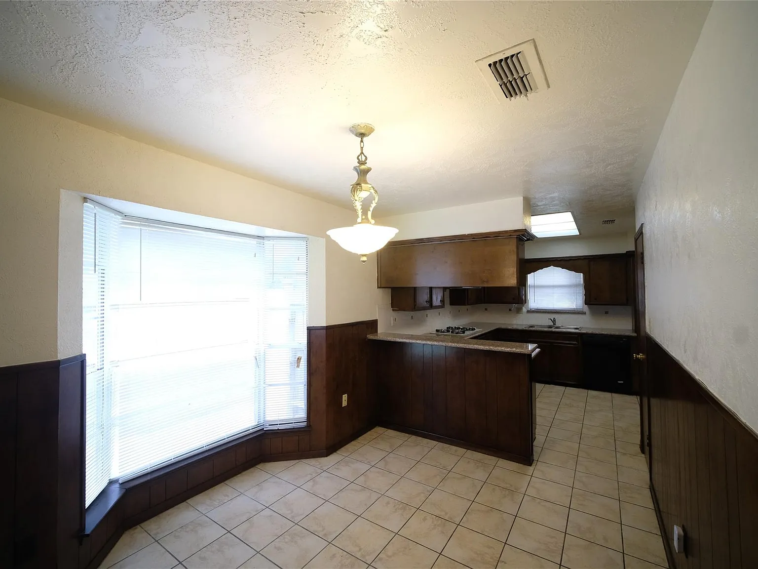 4 bed, 2.0 bath, 1917 sqft, $2,100 — Photo 3