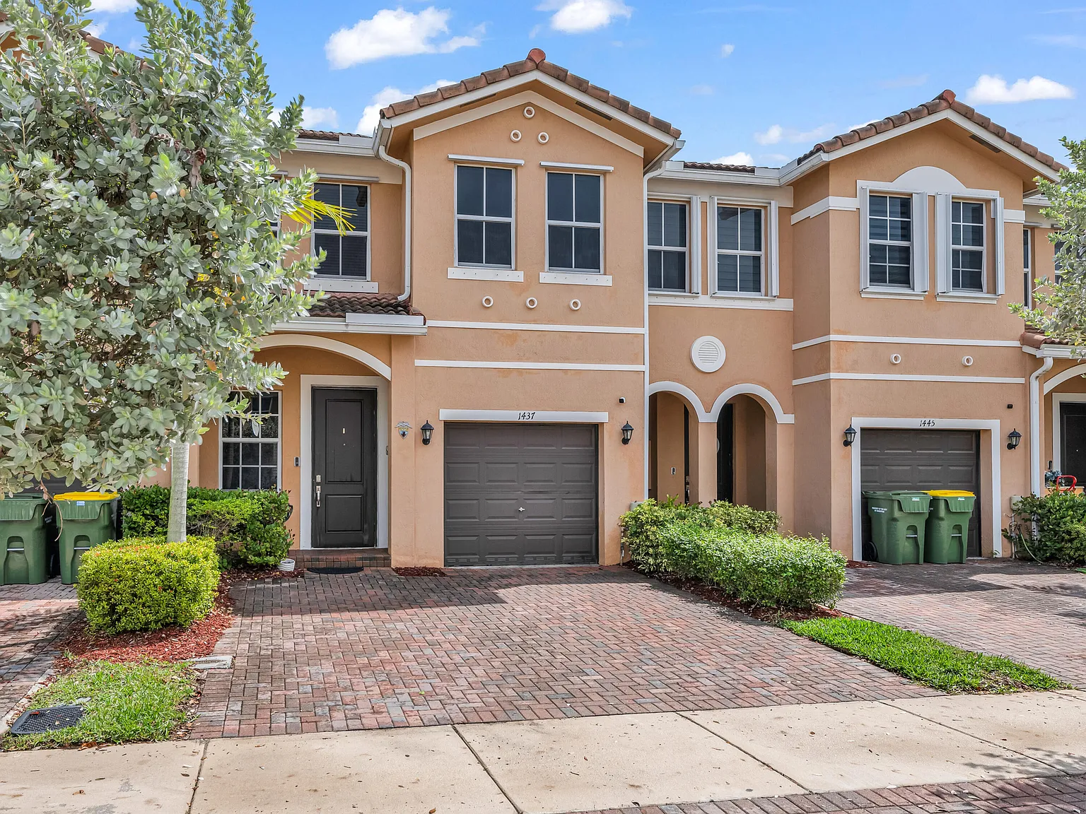 4 bed, 3.0 bath, 1916 sqft, $3,200 — Photo 3