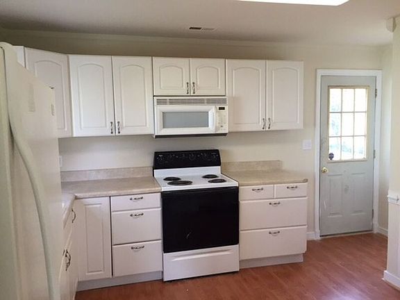 3rd image of 925 Barlen Dr