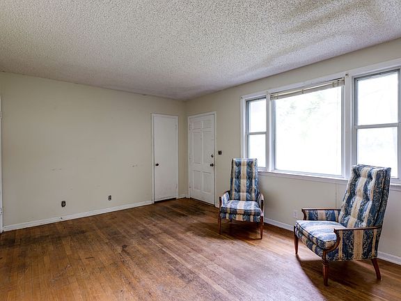 5th image of 2619 Emery Dr