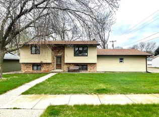 605 E 11th St, Yankton, SD 57078