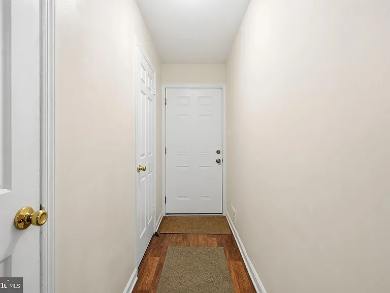 204 Livingston Ct — Photo 15