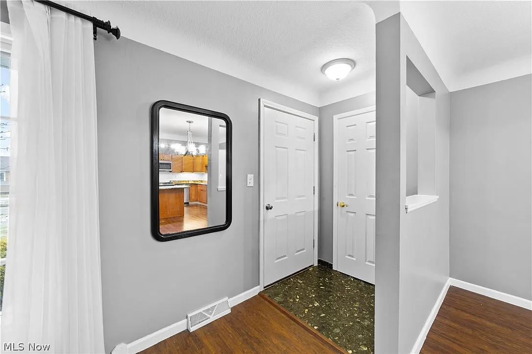 3 bed, 1.5 bath, 2968 sqft, $2,200 — Photo 2