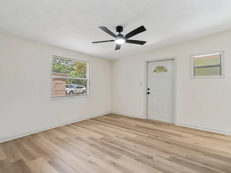 10471 Keuka Dr — Photo 2