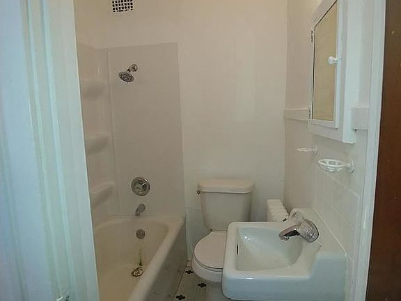 4th image of 923 Douglas St APT 204